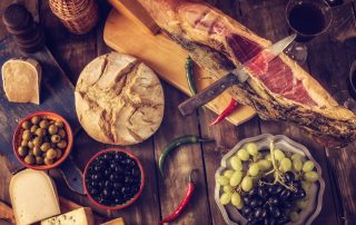 Pata negra with olives, bread and premium quality cheese