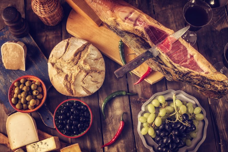 Pata negra with olives, bread and premium quality cheese